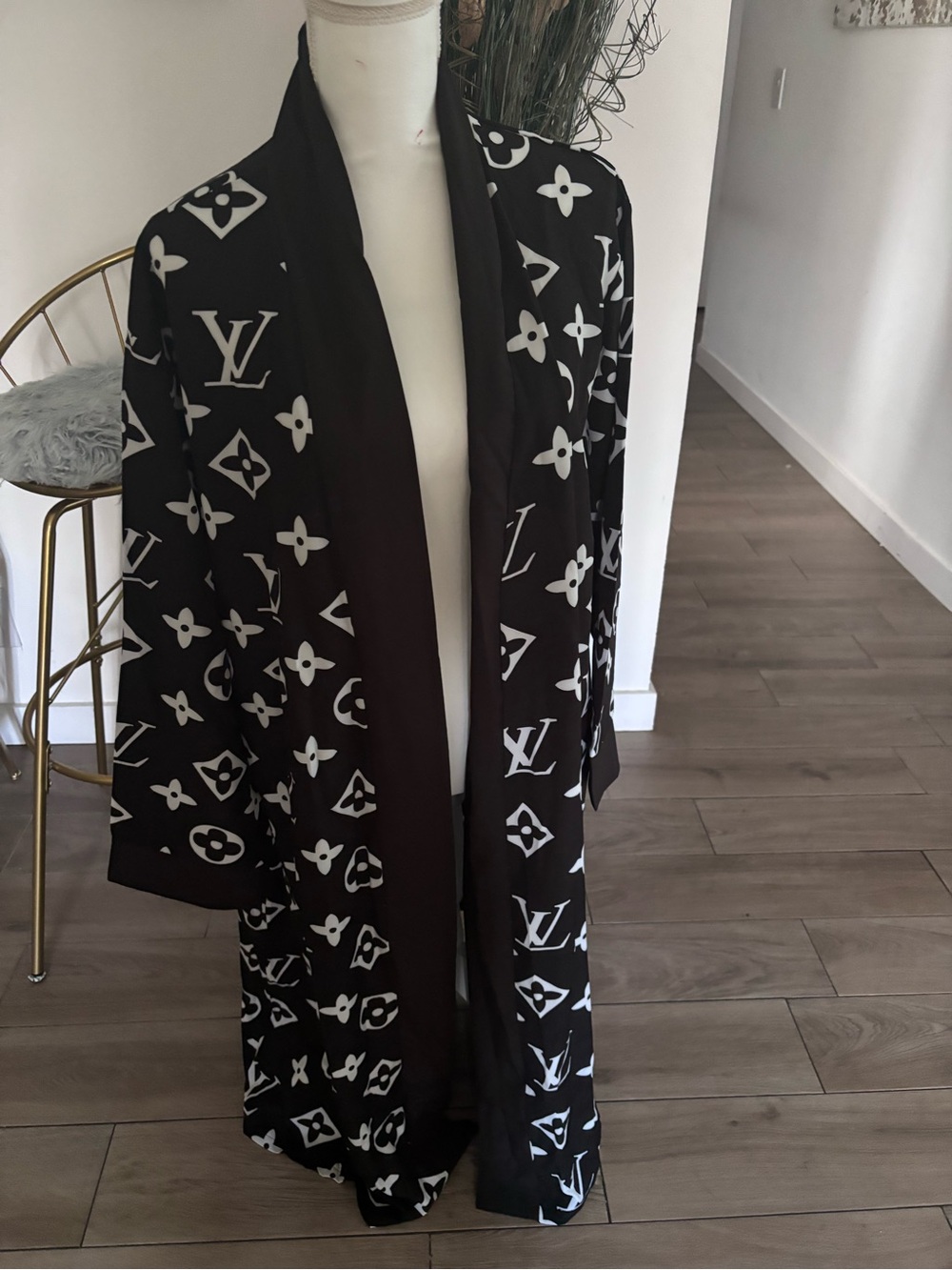 Source Unknown Black and White Logo Print Kimono Cape